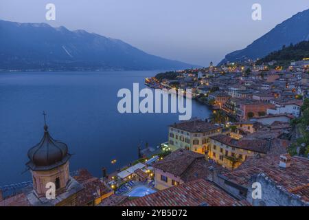 Destination de voyage préférée, Limone sur le lac de Garde au crépuscule, Brescia, Lombardie, Italie, Europe Banque D'Images