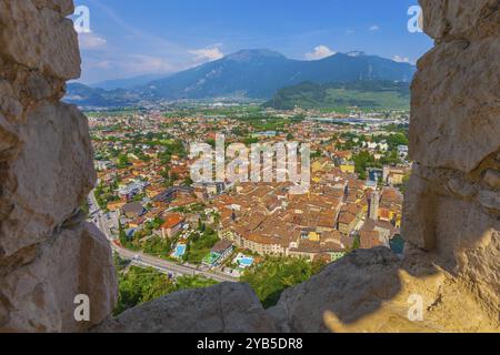 Vue depuis le château en ruines il Bastione dans le quartier historique de Riva del Garda, trente, Italie, Europe Banque D'Images