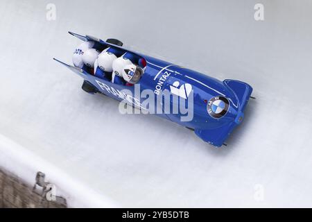 L'athlète italienne Simone Bertazzo de bobsleigh concourt avec Simone Fontana, Costantino Ughi et Giovanni Mulassano lors de la Coupe du monde BMW IBSF Bob à D. Banque D'Images