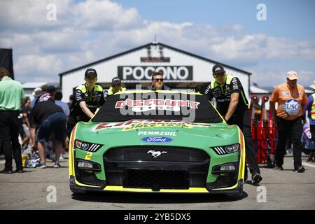 Austin Cindric (2), pilote NASCAR Cup Series, se prépare à s'entraîner pour le HighPoint.com 400 au Pocono Raceway de long Pond PA Banque D'Images