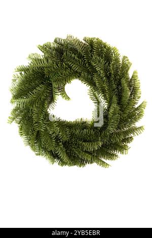 Couronne de Noël faite de branches d'épinette artificielles pour la décoration de la maison, sur un fond blanc Banque D'Images