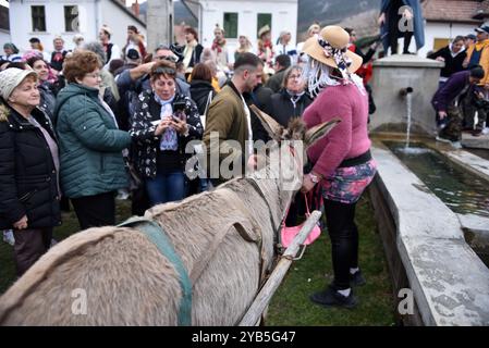 RIMETEA, ROUMANIE - 2 MARS 2024 : des hommes non identifiés vêtus de vêtements féminins célébrant le carnaval à la fin de l'hiver Banque D'Images