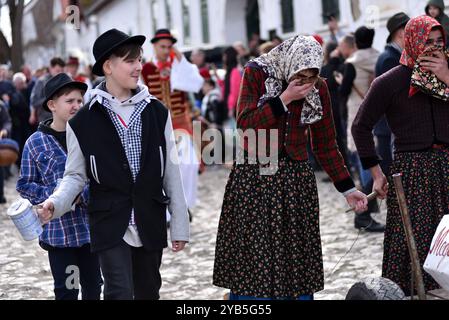 RIMETEA, ROUMANIE - 2 MARS 2024 : des hommes non identifiés vêtus de vêtements féminins célébrant le carnaval à la fin de l'hiver Banque D'Images