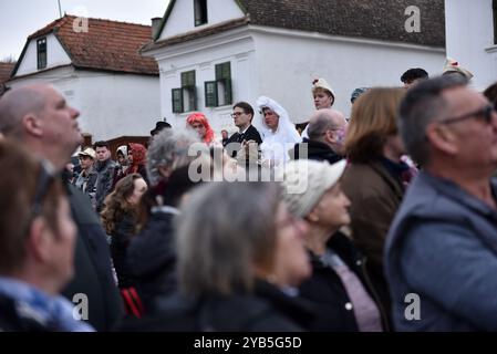 RIMETEA, ROUMANIE - 2 MARS 2024 : des hommes non identifiés vêtus de vêtements féminins célébrant le carnaval à la fin de l'hiver Banque D'Images