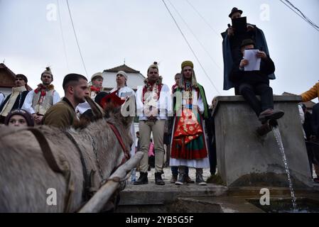 RIMETEA, ROUMANIE - 2 MARS 2024 : des hommes non identifiés vêtus de vêtements féminins célébrant le carnaval à la fin de l'hiver Banque D'Images