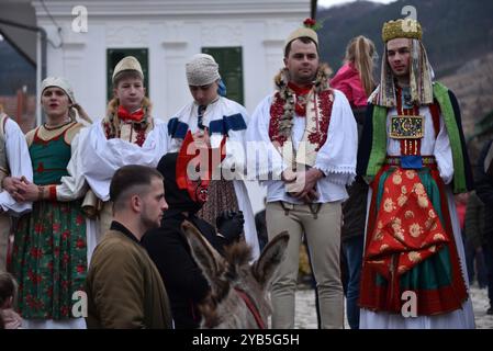 RIMETEA, ROUMANIE - 2 MARS 2024 : des hommes non identifiés vêtus de vêtements féminins célébrant le carnaval à la fin de l'hiver Banque D'Images