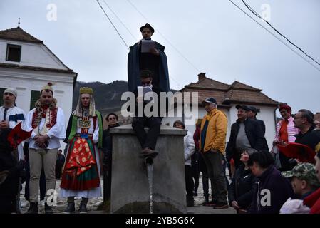 RIMETEA, ROUMANIE - 2 MARS 2024 : des hommes non identifiés vêtus de vêtements féminins célébrant le carnaval à la fin de l'hiver Banque D'Images