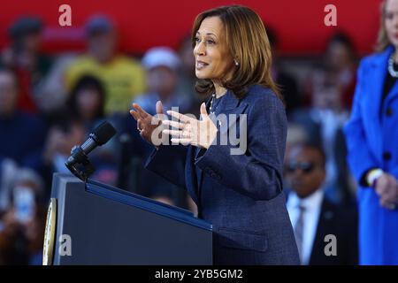 Washington Crossing, États-Unis. 16 octobre 2024. Le vice-président Kamala Harris, candidat du Parti démocrate à la présidence des États-Unis, apparaît lors d'un événement de campagne au Washington Crossing Historic Park le mercredi 16 octobre 2024 ; à Philadelphie, en Pennsylvanie. Photo de Saquan Stimpson/CNP/ABACAPRESS. COM Credit : Abaca Press/Alamy Live News Banque D'Images