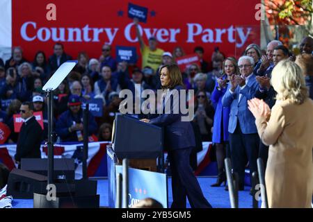Washington Crossing, États-Unis. 16 octobre 2024. Le vice-président Kamala Harris, candidat du Parti démocrate à la présidence des États-Unis, apparaît lors d'un événement de campagne au Washington Crossing Historic Park le mercredi 16 octobre 2024 ; à Philadelphie, en Pennsylvanie. Photo de Saquan Stimpson/CNP/ABACAPRESS. COM Credit : Abaca Press/Alamy Live News Banque D'Images