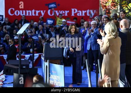 Washington Crossing, États-Unis. 16 octobre 2024. Le vice-président Kamala Harris, candidat du Parti démocrate à la présidence des États-Unis, apparaît lors d'un événement de campagne au Washington Crossing Historic Park le mercredi 16 octobre 2024 ; à Philadelphie, en Pennsylvanie. Photo de Saquan Stimpson/CNP/ABACAPRESS. COM Credit : Abaca Press/Alamy Live News Banque D'Images