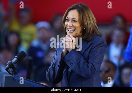 Washington Crossing, États-Unis. 16 octobre 2024. Le vice-président Kamala Harris, candidat du Parti démocrate à la présidence des États-Unis, apparaît lors d'un événement de campagne au Washington Crossing Historic Park le mercredi 16 octobre 2024 ; à Philadelphie, en Pennsylvanie. Photo de Saquan Stimpson/CNP/ABACAPRESS. COM Credit : Abaca Press/Alamy Live News Banque D'Images