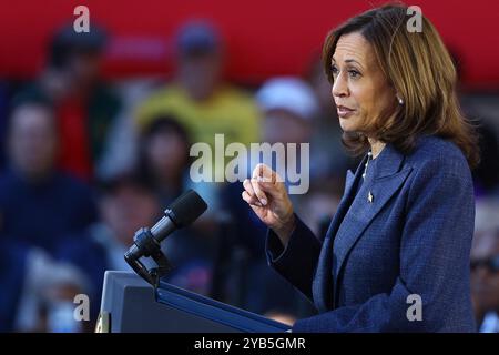 Washington Crossing, États-Unis. 16 octobre 2024. Le vice-président Kamala Harris, candidat du Parti démocrate à la présidence des États-Unis, apparaît lors d'un événement de campagne au Washington Crossing Historic Park le mercredi 16 octobre 2024 ; à Philadelphie, en Pennsylvanie. Photo de Saquan Stimpson/CNP/ABACAPRESS. COM Credit : Abaca Press/Alamy Live News Banque D'Images