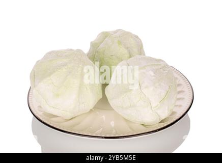 Douce et délicieuse guimauve de poire sur soucoupe en céramique, macro, isolée sur fond blanc. Banque D'Images