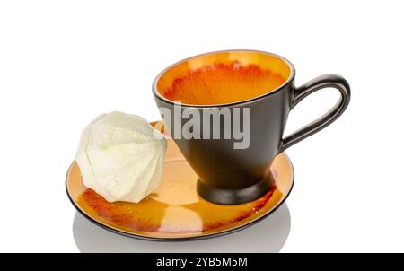 Sucrée délicieuse guimauve de poire sur soucoupe en céramique avec tasse, macro isolé sur fond blanc. Banque D'Images