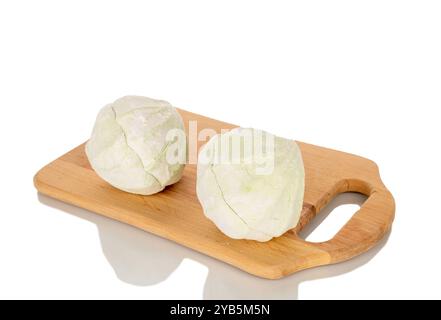 Douce et délicieuse guimauve de poire sur planche de cuisine en bois, macro, isolé sur fond blanc. Banque D'Images