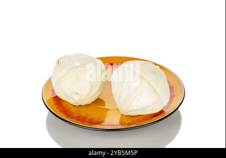 Douce et délicieuse guimauve de poire sur soucoupe en céramique, macro, isolée sur fond blanc. Banque D'Images