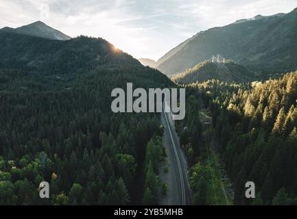 Vue aérienne des voies ferrées traversant les Cascades en direction de Stevens Pass dans l'État de Washington, États-Unis Banque D'Images