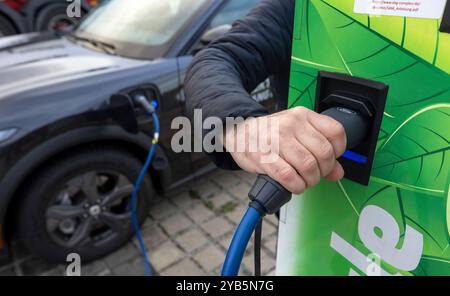 10.10.2024, Deutschland, auf dem Foto eine Ladesäule, an der gerade über einen Kabelanschluß ein vollelektrischer Ford Mustang aufgeladen wird *** 10 10 2024, Allemagne, la photo montre une borne de recharge où une Ford Mustang entièrement électrique est chargée par câble Banque D'Images