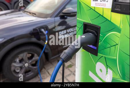 10.10.2024, Deutschland, auf dem Foto eine Ladesäule, an der gerade über einen Kabelanschluß ein vollelektrischer Ford Mustang aufgeladen wird *** 10 10 2024, Allemagne, la photo montre une borne de recharge où une Ford Mustang entièrement électrique est chargée par câble Banque D'Images