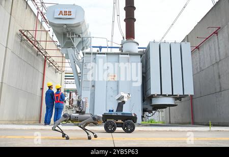 CHUZHOU, CHINE - 17 OCTOBRE 2024 - le personnel d'exploitation et de maintenance de l'énergie utilise des chiens robotisés intelligents pour réaliser des sp. Intelligents en trois dimensions Banque D'Images
