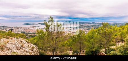 Port de Toulon depuis le Mont Faron à Toulon, dans le Var, en Provence Alpes Côte d'Azur, France Banque D'Images