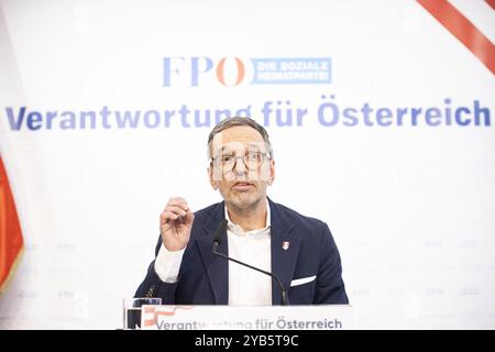 Le chef du Parti fédéral Herbert Kickl (FPÖ) le mercredi 16 octobre 2024, lors d'une conférence de presse ¿bilan de la conversation avec Karl Nehammer¿ à Vienne, Autriche. - 20241016 PD3080 crédit : APA-PictureDesk/Alamy Live News Banque D'Images