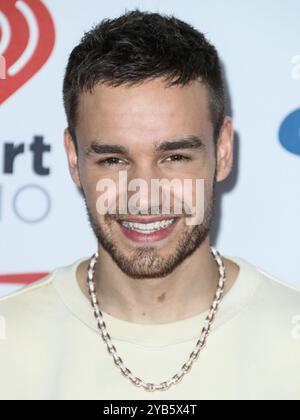 Los Angeles, États-Unis. 16 octobre 2024. (DOSSIER) Liam Payne mort à 31 ans. L'ancien chanteur One Direction Liam Payne a été retrouvé mort après que l'homme de 31 ans est tombé du balcon de sa chambre au troisième étage dans un hôtel à Buenos Aires, a déclaré la police Argentine mercredi 16 octobre 2024. INGLEWOOD, LOS ANGELES, CALIFORNIE, États-Unis - 01 DÉCEMBRE : le chanteur anglais Liam Payne arrive au Jingle Ball 2017 de KIIS FM 102,7 qui se tient au Forum le 1er décembre 2017 à Inglewood, Los Angeles, Californie, États-Unis. (Photo de Xavier Collin/image Press Agency) crédit : image Press Agency/Alamy Live News Banque D'Images