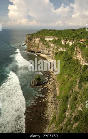 Falaise sur la plage d'Uluwatu à Uluwatu, Badung, Bali, Indonésie. Banque D'Images