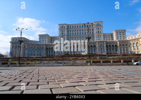 Roumanie Bucarest randonnée d'hiver autour des attractions de la ville dans le centre. Architecture des bâtiments administratifs. Ensemble de vidéos pour l'histoire du clip d'une grande ville européenne. Monuments culturels. river Banque D'Images