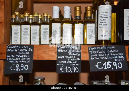 San Gimignano, 17 septembre 2024. La cuisine et le vin italiens sont exposés dans les différents magasins de San Gimignano, Toscane. Photo de haute qualité Banque D'Images