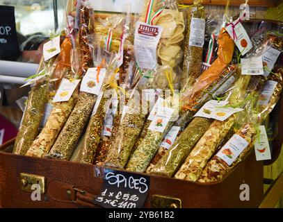 San Gimignano, 17 septembre 2024. La cuisine et le vin italiens sont exposés dans les différents magasins de San Gimignano, Toscane. Photo de haute qualité Banque D'Images