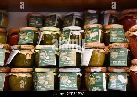 San Gimignano, 17 septembre 2024. La cuisine et le vin italiens sont exposés dans les différents magasins de San Gimignano, Toscane. Photo de haute qualité Banque D'Images