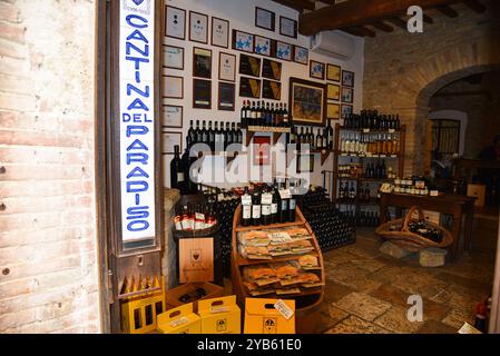 San Gimignano, 17 septembre 2024. La cuisine et le vin italiens sont exposés dans les différents magasins de San Gimignano, Toscane. Photo de haute qualité Banque D'Images