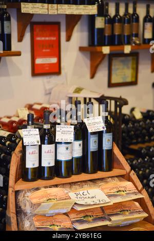 San Gimignano, 17 septembre 2024. La cuisine et le vin italiens sont exposés dans les différents magasins de San Gimignano, Toscane. Photo de haute qualité Banque D'Images