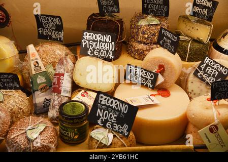 San Gimignano, 17 septembre 2024. La cuisine et le vin italiens sont exposés dans les différents magasins de San Gimignano, Toscane. Photo de haute qualité Banque D'Images