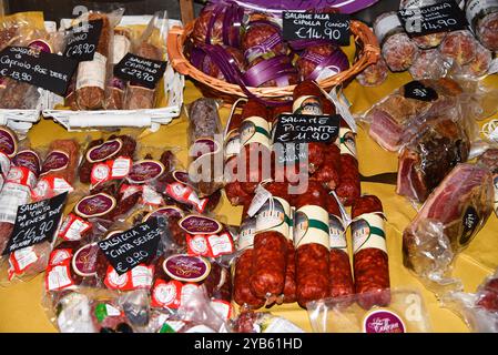 San Gimignano, 17 septembre 2024. La cuisine et le vin italiens sont exposés dans les différents magasins de San Gimignano, Toscane. Photo de haute qualité Banque D'Images