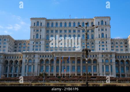 Roumanie Bucarest randonnée d'hiver autour des attractions de la ville dans le centre. Architecture des bâtiments administratifs. Ensemble de vidéos pour l'histoire du clip d'une grande ville européenne. Monuments culturels. river Banque D'Images