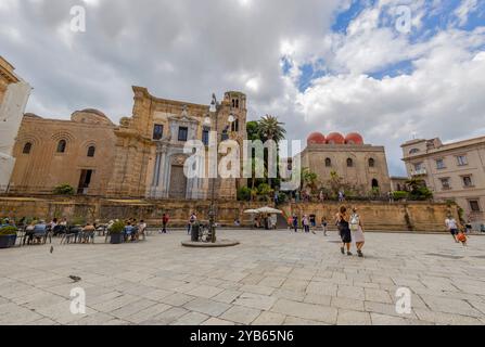 PALERME, ITALIE, 15 JUIN 2023 - L'église de Santa Maria dell'Ammiraglio (la Martorana) et l'église de San Cataldo à Palerme, Sicile, Italie. Banque D'Images