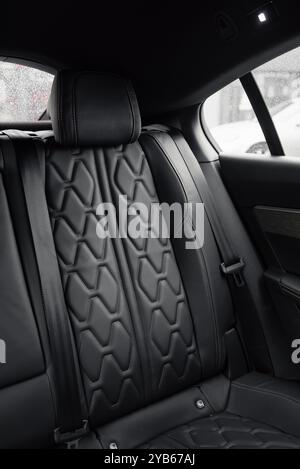 Siège arrière en cuir dans une voiture. Intérieur de berline avec sièges en cuir noir. Banque D'Images