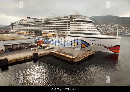 Le navire de croisière 'AIDAprima' de 125 000 tonnes et 3 300 passagers amarré à Bergen, en Norvège. Banque D'Images