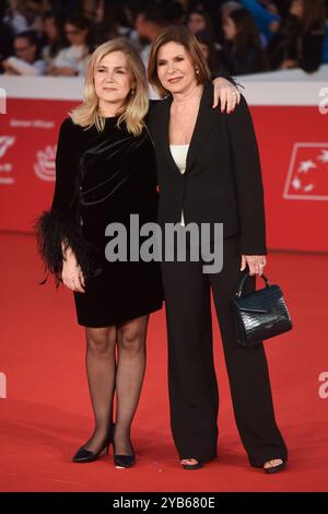 Rome, Italie. 16 octobre 2024. Laura Berlinguer (à gauche) et Bianca Berlinguer (à droite) assistent à la cérémonie d'ouverture et au tapis rouge 'Berlinguer - The Great ambition' (Berlinguer - la grande ambizione) lors du 19ème Festival du film de Rome à l'Auditorium Parco Della Musica. (Photo de Mattia Vian/SOPA images/SIPA USA) crédit : SIPA USA/Alamy Live News Banque D'Images