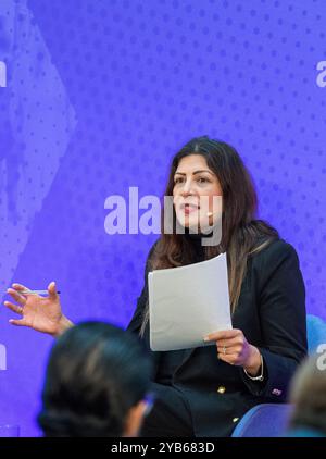 Événement de changement de partie coopérative. Preet Kaur Gill, député, président du groupe parlementaire du Parti coopératif, s'exprimant lors de l'événement d'une journée à Manchester. Banque D'Images