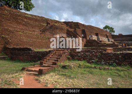 Les incroyables murs de briques rouges anciens et les escaliers du complexe East Palace au sommet de la forteresse Sigiriya Rock au Sri Lanka. Banque D'Images