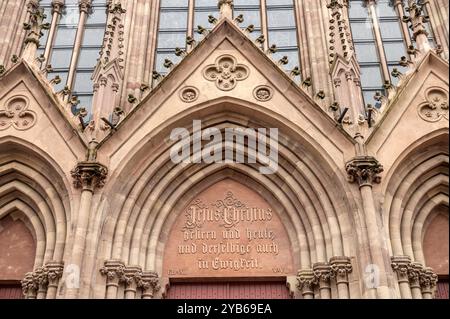 Mulhouse France 23 septembre 2024. Temple Saint-Etienne : église Stephen sur la place de la RÃ union. Texte au-dessus de la porte en allemand. Banque D'Images