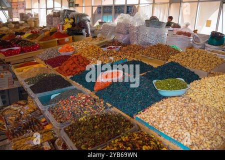 Ce gros plan capture l'éventail éclatant d'épices disponibles au bazar Chorsu à Tachkent, en Ouzbékistan. Le marché est réputé pour son riche affichage de col Banque D'Images