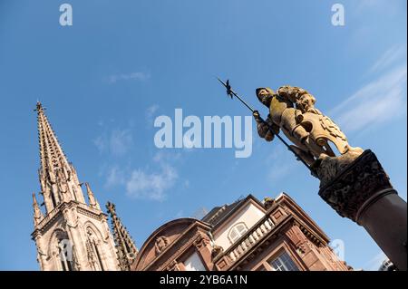 Mulhouse France 24 septembre 2024. Statue du Hallebardier. Temple Saint-Etienne : église Stephen sur la place de la RÃ union. Clocher dominant la ville. Banque D'Images