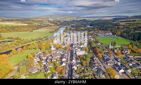 Aberlour Moray Écosse soleil et la ville aux couleurs d'automne regardant sur la High Street ou la route A95 et la rivière Spey Banque D'Images