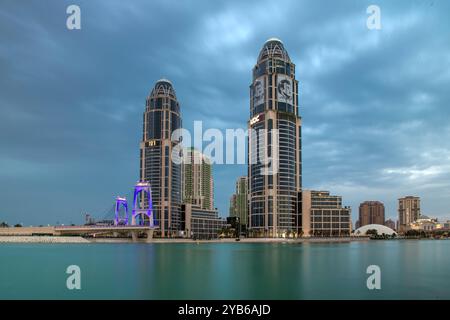 Tour jumelle UDC Pearl Qatar vue avec pont Gewan Banque D'Images