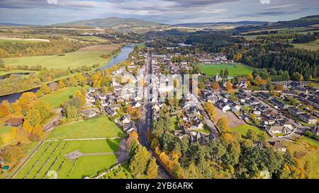 Aberlour Moray Écosse soleil sur la ville dans les couleurs d'automne regardant sur la High Street ou la route A95 et la rivière Spey Banque D'Images