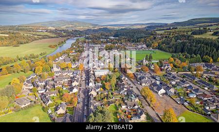 Aberlour Moray Écosse la ville aux couleurs d'automne donnant sur la High Street ou la route A95 et la rivière Spey Banque D'Images